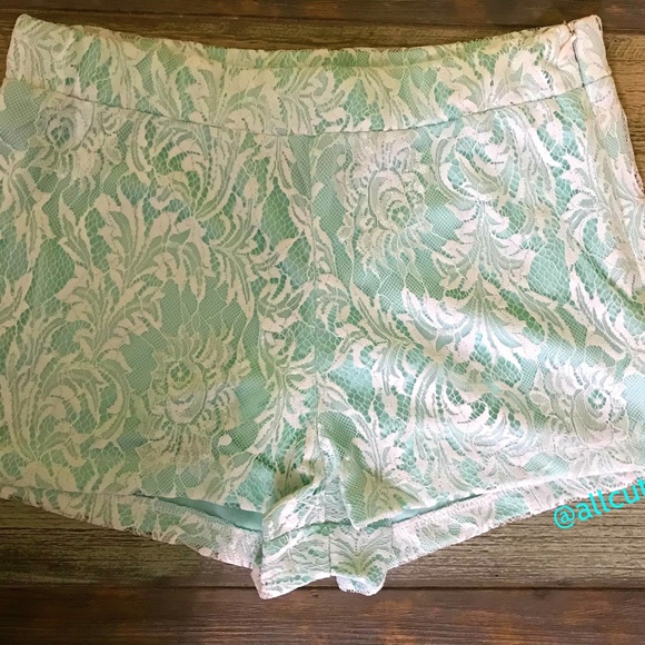 L'ATISTE Pants - 🌸 Latiste Lace Shorts Size: M (juniors)